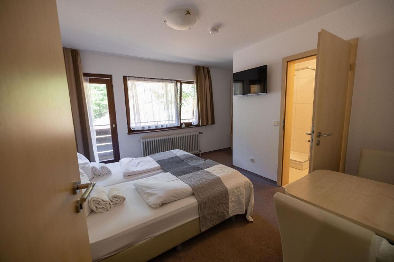 Berghotel Und Restaurant Kraeuter Chalet Furtwangen Esterno foto