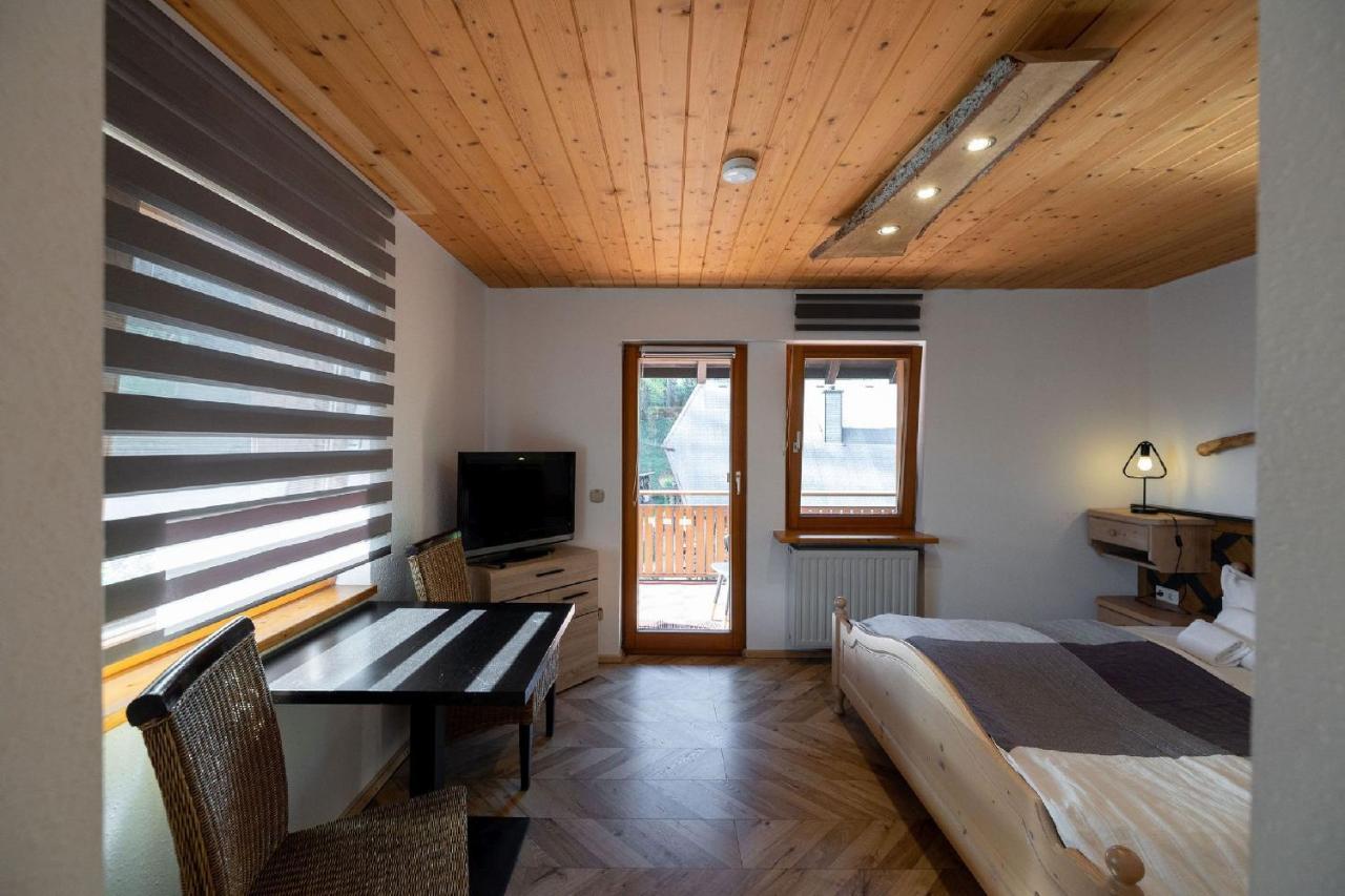Berghotel Und Restaurant Kraeuter Chalet Furtwangen Esterno foto