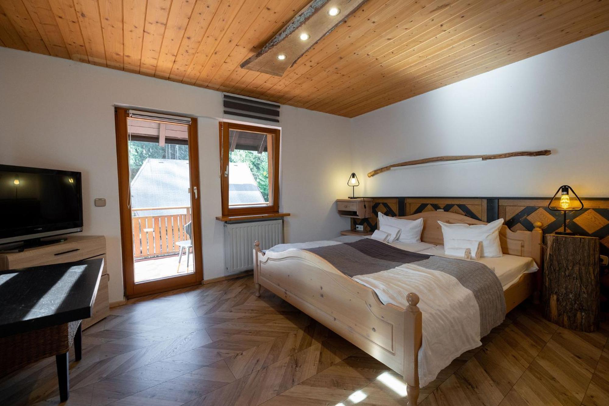 Berghotel Und Restaurant Kraeuter Chalet Furtwangen Esterno foto